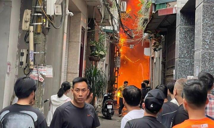 Hà Nội: Cháy kho chứa quần áo cạnh chợ Nành ở Ninh Hiệp