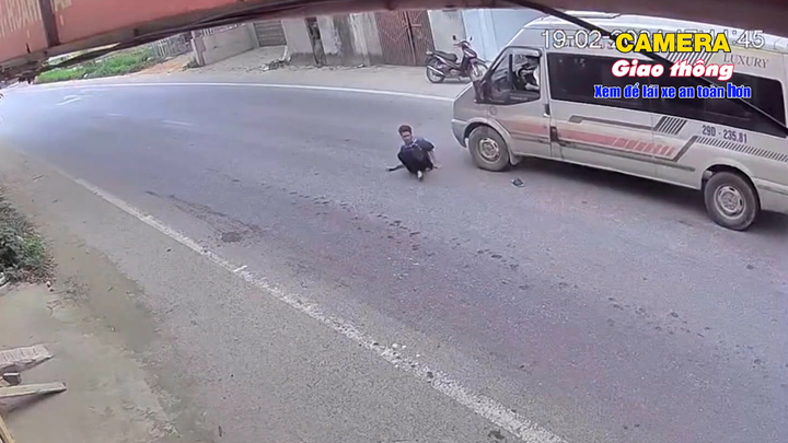 Sang đường thiếu quan sát, thanh niên thoát chết ngay đầu ô tô