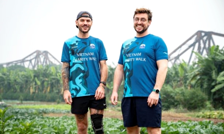 Thầy giáo nước ngoài đi bộ 2.000 km, quyên góp gần 900 triệu đồng cho trẻ em