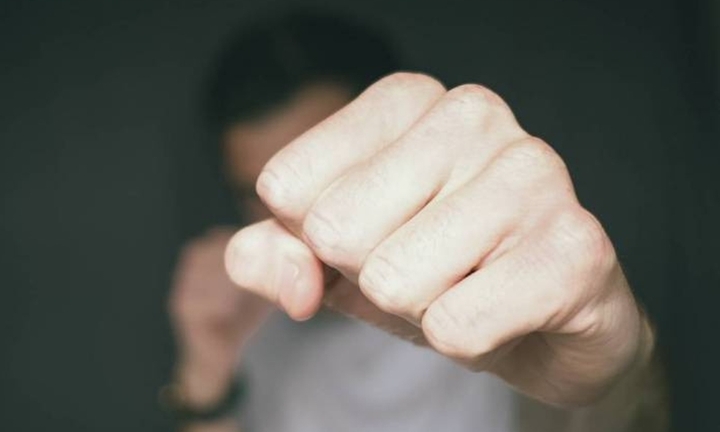 Con trai bất hiếu đánh mẹ già 74 tuổi chỉ vì đặt tủ giày sai chỗ