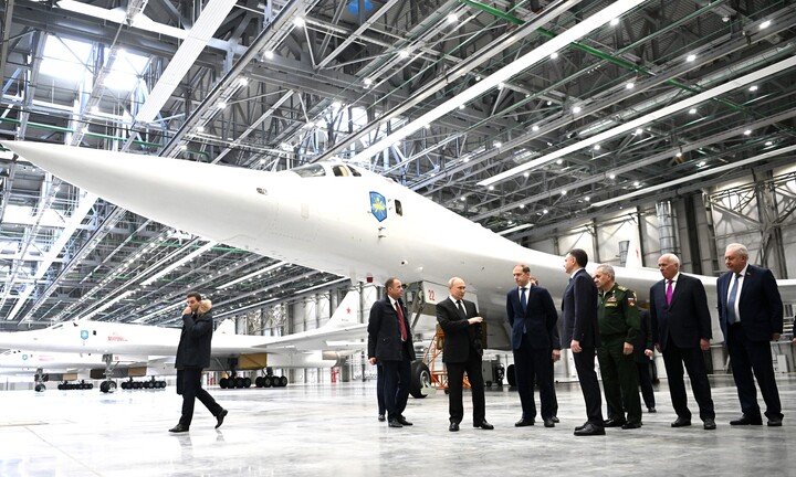 Tổng thống Putin kiểm tra máy bay ném bom chiến lược mới của Nga