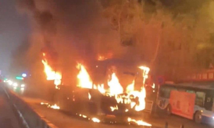 Xe buýt ở Hà Nội cháy ngùn ngụt lúc rạng sáng