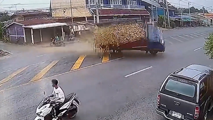 Xe tải lật nhào, lao thẳng vào hiệu thuốc