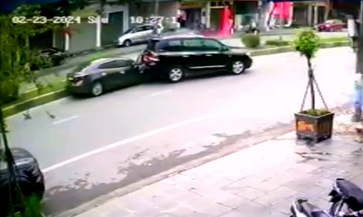 Tài xế ô tô lùi xe mất kiểm soát gây tai nạn liên hoàn