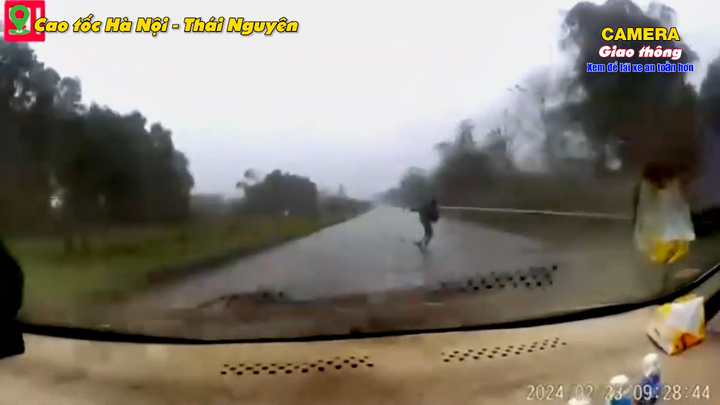 Thót tim cảnh tài xế ô tô đánh lái tránh người đi bộ trên cao tốc