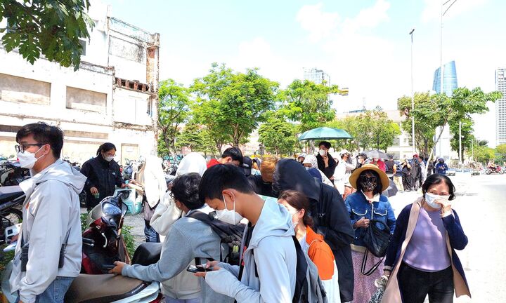 Người Đà Nẵng đội nắng xếp hàng nửa ngày mua vé xem 'Đào, phở và piano'