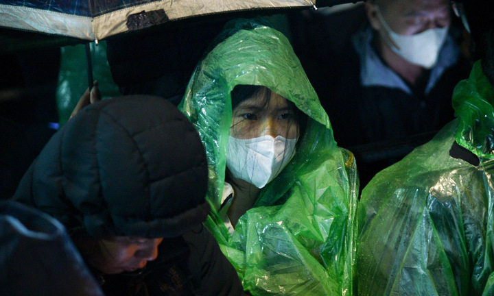 Dầm mưa xuyên đêm chờ phát ấn đền Trần Nam Định