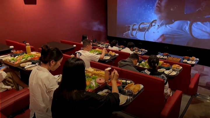 Cơn sốt 'rạp chiếu phim lẩu' càn quét Trung Quốc