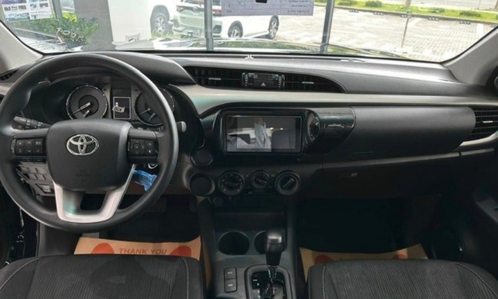 Rộ tin Toyota Hilux 2024 sắp bán tại Việt Nam