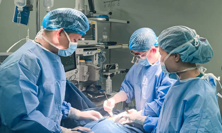 Bé 17 tháng tuổi dập nát ngón tay khi chơi máy thêu của gia đình