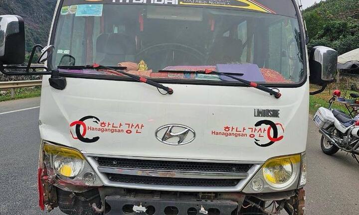 Tài xế ô tô khách chạy quá tốc độ, lạng lách bỏ trốn rồi tông vào xe CSGT