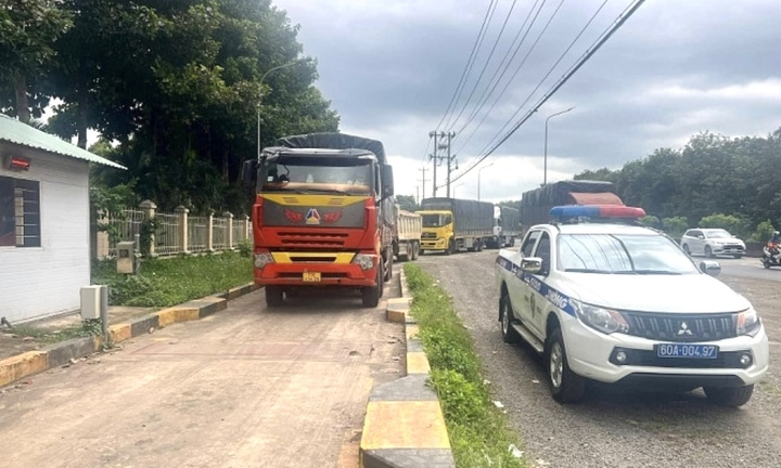 Truy tố nhóm 'cò' nhận tiền tỷ bảo kê xe quá tải qua trạm CSGT Suối Tre