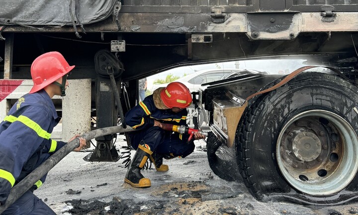 Ô tô đầu kéo bốc cháy khi dừng đèn đỏ ở Bình Định