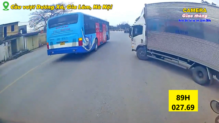 Phẫn nộ tài xế xe tải quay đầu cực ẩu ngay chân cầu