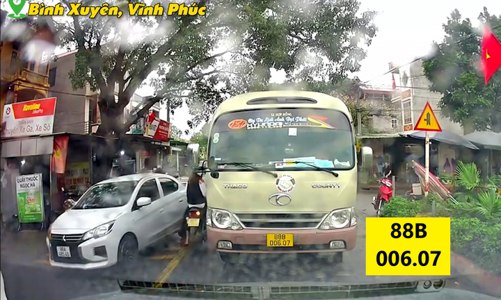 Ngang ngược lấn làn, tài xế xe khách còn hung hăng gây sự 