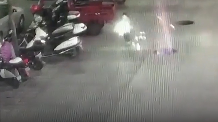 Đốt pháo hoa trên nắp cống, cậu bé vô tình gây ra vụ nổ liên hoàn