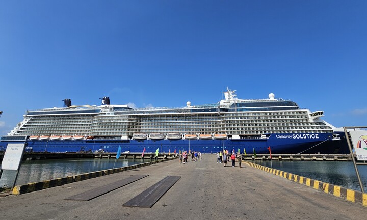 Siêu tàu Celebrity Solstice chở gần 2.800 du khách cập cảng Thừa Thiên - Huế