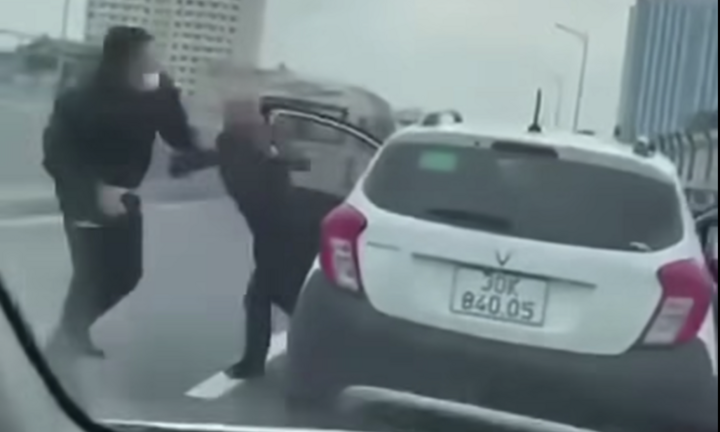 Đánh trả tài xế côn đồ khi bị 'cà khịa', 2 người đi ô tô có bị xử lý?