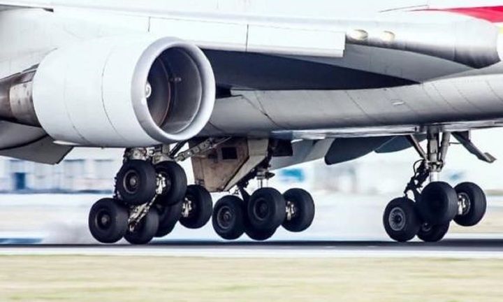 Lốp máy bay không lớn, sao chở được hàng trăm tấn?