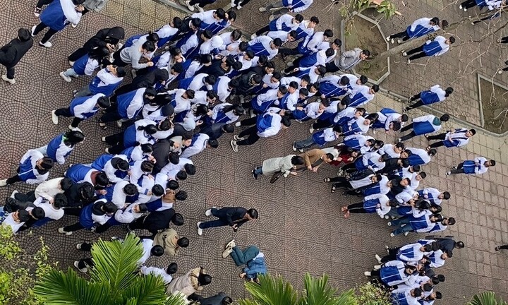 Nam sinh ở Thanh Hóa rơi từ tầng 4 xuống sân trường trong giờ ra chơi