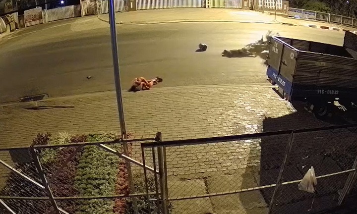 Nữ công nhân quét rác bị xe máy tông chấn thương sọ não