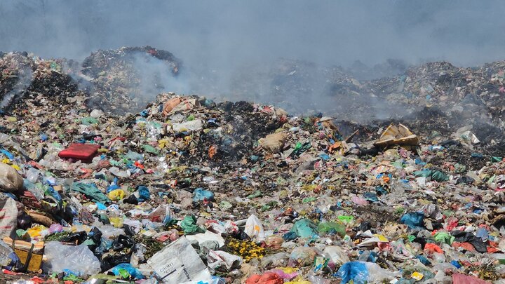 Dân khổ sở vì sống chung với 'núi' rác rộng 5.000m2, cháy âm ỉ ngày đêm