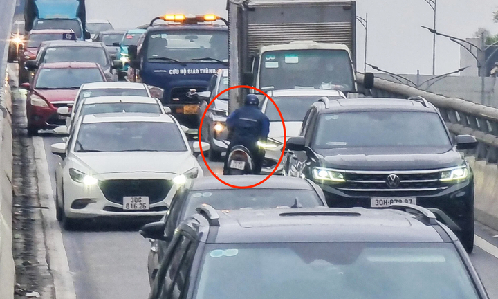 Xe máy leo lên đường Vành đai 2 trên cao, quay đầu chạy ngược chiều khi gặp CSGT