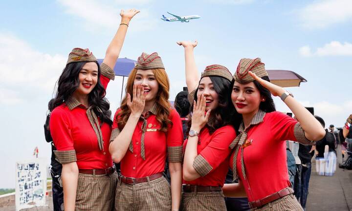 Ấn tượng hình ảnh tiếp viên hàng không Vietjet tại Singapore Airshow 2024