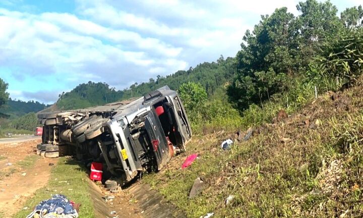 Xe đầu kéo lật trên cao tốc La Sơn - Túy Loan, tài xế chết kẹt trong ca bin