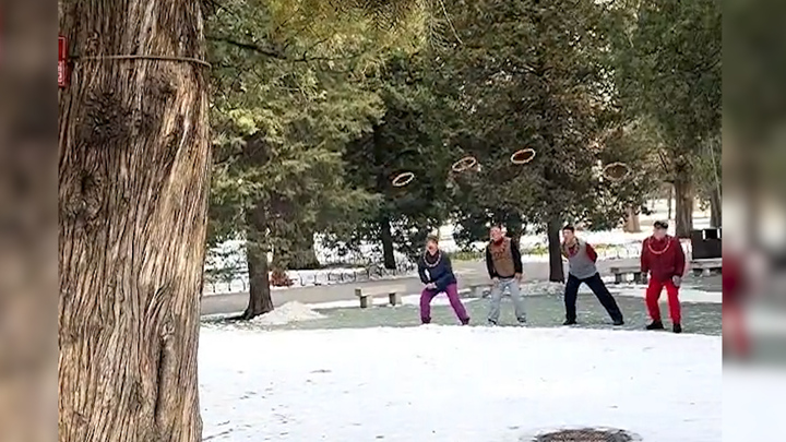 Kinh ngạc 5 cụ ông 'diễn xiếc' khi tập thể dục