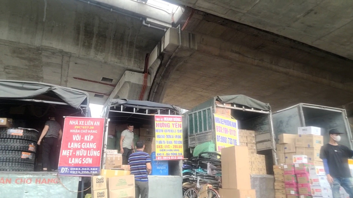 Gầm cầu Vĩnh Tuy, Thanh Trì bị biến thành bến trung chuyển hàng hóa