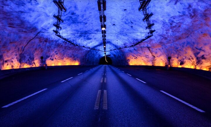 Có một hầm đường bộ dài nhất thế giới ở Na Uy, sở hữu hệ thống ánh sáng mê hoặc