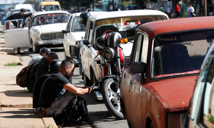 Giá xăng dầu ở Cuba tăng gấp 5 lần