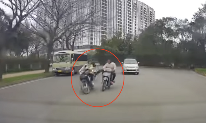 Truy tìm 2 kẻ đi xe máy lạng lách, đạp người phụ nữ trên đường phố Hà Nội