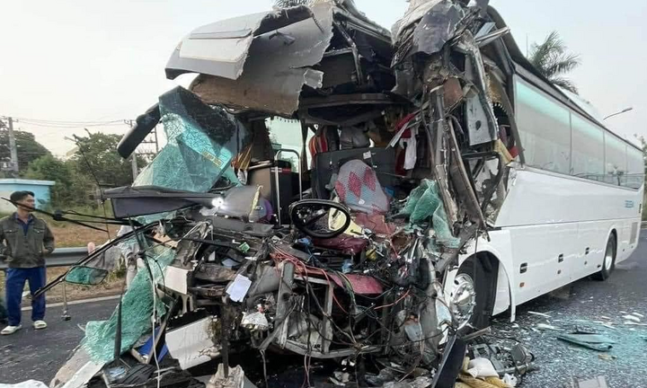 Va vào xe đầu kéo ở trạm dừng nghỉ cao tốc Long Thành-Dầu Giây, xe khách nát đầu