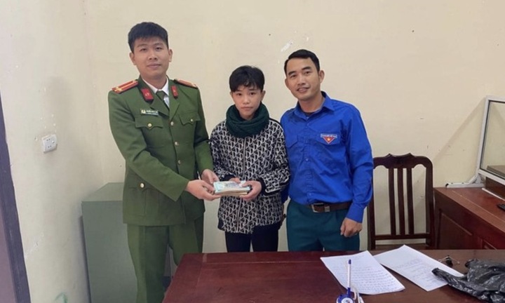 Nhặt được số tiền lớn, nam sinh ở Nghệ An báo công an tìm người đánh rơi