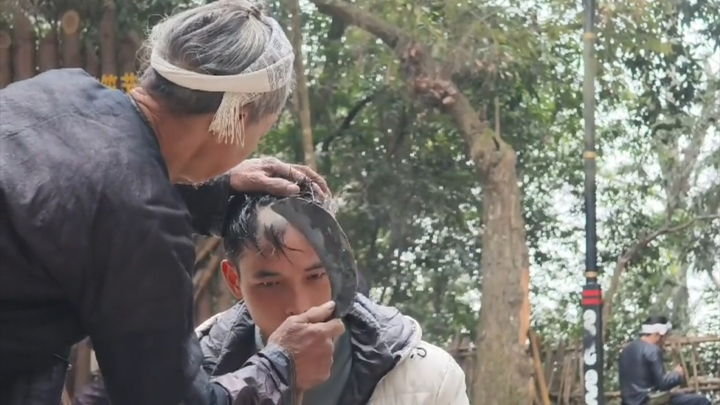 Kỳ lạ cụ ông dùng lưỡi hái cắt tóc