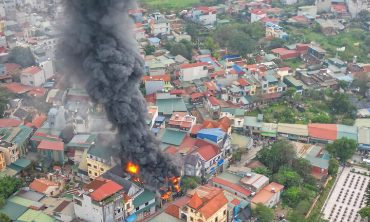 Hà Nội: Hai ngôi nhà gần chợ Bắc Lãm cháy lớn