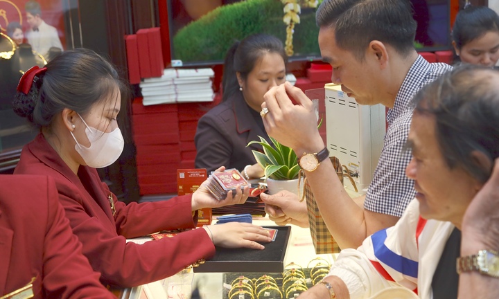 Giá vàng đồng loạt lên đỉnh lịch sử, người mua ngày vía Thần Tài lãi bao nhiêu?