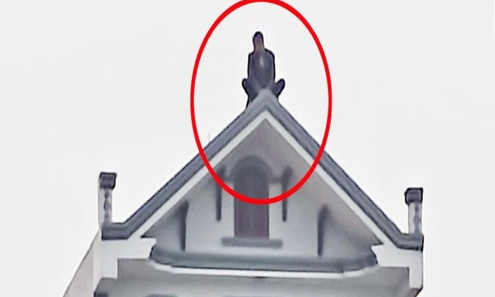 Vụ đâm trọng thương vợ và mẹ vợ: Nghi phạm nhảy từ nóc nhà nghỉ xuống đất