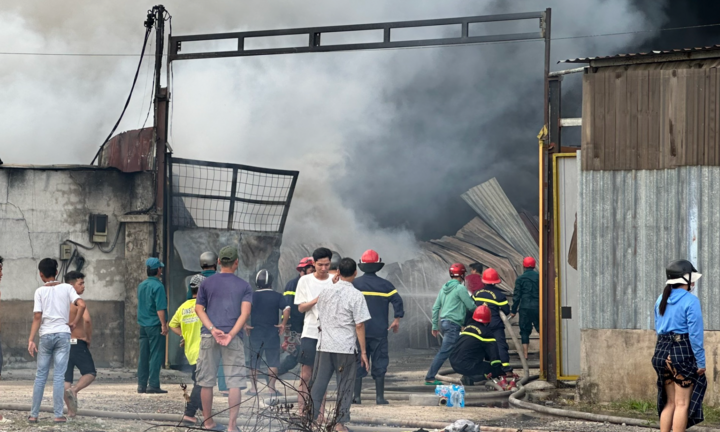 Xưởng nệm rộng 2.000 m2 cháy, lửa lan sang thiêu rụi cả kho cao su