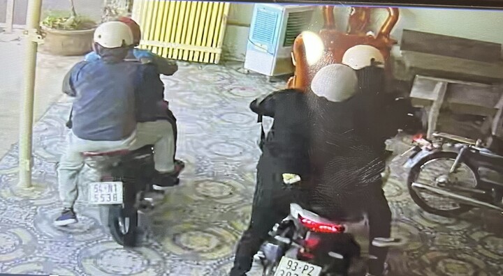 Truy bắt 4 người nghi dùng súng cướp tiệm vàng ở Bình Dương