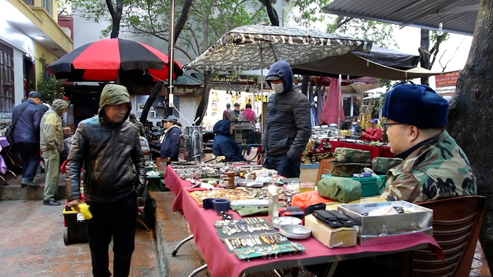 Độc đáo phiên chợ đồ cổ giữa lòng Hà Nội