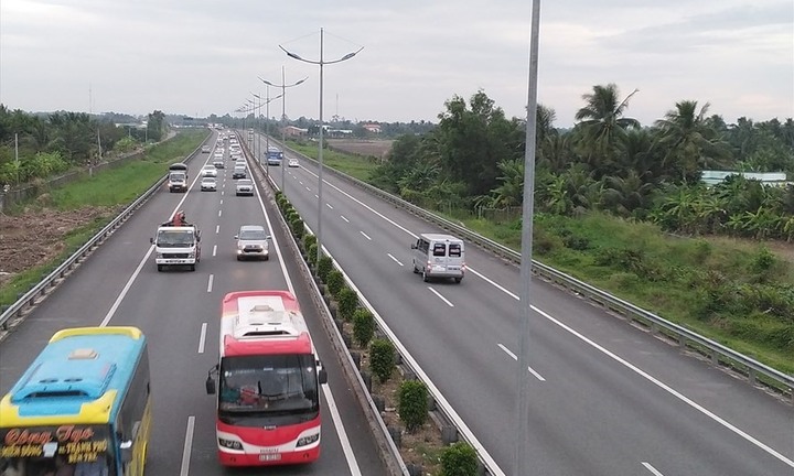 Làn sát dải phân cách chỉ dành cho vượt, tài xế liên tục bám là sai