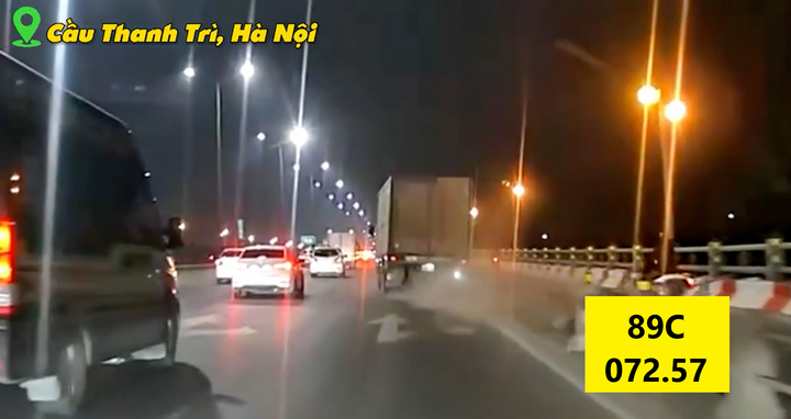 Tông đổ dải phân cách gây tai nạn với người đi xe máy, tài xế thản nhiên bỏ chạy