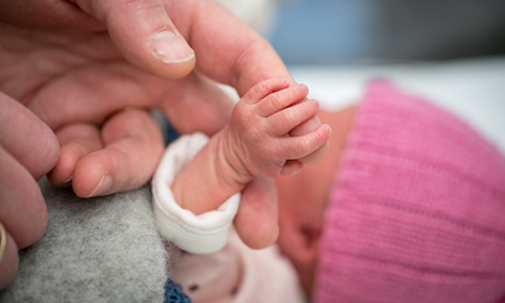 Mang song thai, một thai sảy ở tuần 21, bé còn lại chào đời sau 6 tuần