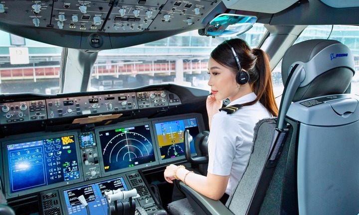 Nữ cơ phó người Việt đầu tiên lái máy bay phản lực Embraer