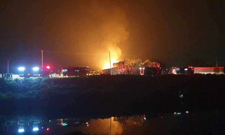 Cháy xe chở gas lan sang nhà xưởng ở Hà Nội, 3 người bị thương