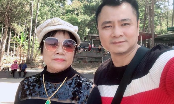 Mẹ ruột được phong NSƯT, Tự Long hạnh phúc công bố: Nhà có 2 NSƯT, 1 NSND