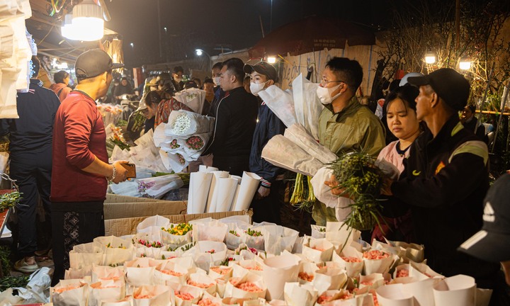 Chợ hoa tươi lớn nhất Hà Nội nhộn nhịp suốt đêm trước ngày 8/3